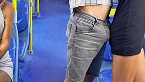 Studentessa rossa mostra e si fa toccare in autobus pubblico. Che rischio!