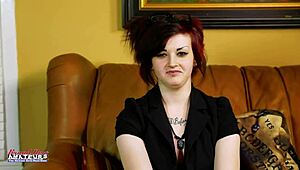 Tetovált dögös Marci dildóval dugja a puncit, miközben dörzsöli a ciciket előrehajolva