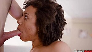 Geile zwarte 18+ meid hard geneukt door twee kerels op afstudeerfeest