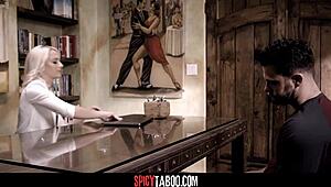 금발 소개팅녀 사무실 책상 위에서 거칠게 박히기