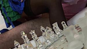 Elegante blonde MILF met grote tieten geneukt op bank.