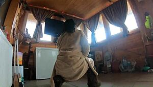 אישה בוגדת רוקדת עם חבר של הבעל!