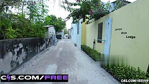 Девчонка 18+ Мarina обоссала джинсы на публике в унижении