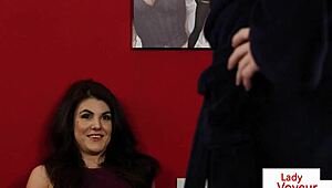 Elegantna Britanka u čarapama daje uputstva za drkanje kao provalnica