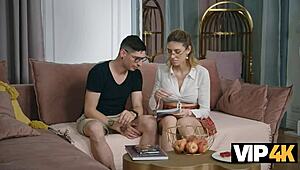 Paret blond nerd slickar vacker röv på soffan