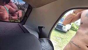 Jovens Transam Em Público Na Luz Do Dia