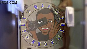 roxxxie uses mouth pussy to cover ass in cum 😈