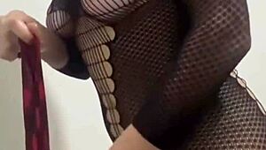 Contratei essa empregada e ela veio com esse vestido que tesão não consegui me segurar