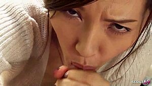 Maigre Asiatique épouse triche et avale le sperme d'inconnus