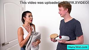 Jeune femme 18+ aux gros seins brune se couvre de gel nuru mouillé et donne un massage sensuel - Kylie Rocket Jimmy Michaels 😍