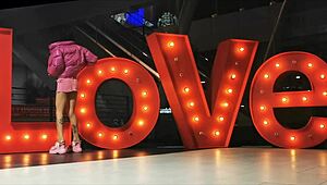 Crossdressing exhibicionista ukazuje kalhotky pod mini sukní