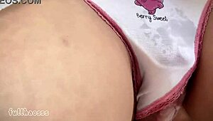 Голям кур прави публичен кумшот в мокрите ми бикини в автобуса