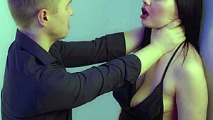 Ей, този похотлив мъж наказва курвата си с пишка по циците и груб анален секс