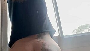 Vizinho Me Olhando, Chamei Corno Marido Pra Chupar Enquanto Ele Vê