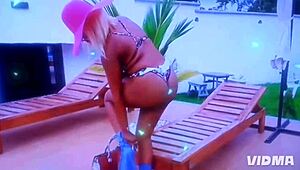 Une femme partage un appartement avec son colocataire.