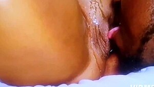 Une femme partage un appartement avec son colocataire.