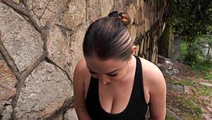 Babe Colombia Bertubuh Besar Dapat Cadangan Tak Dijangka Di Jalan Dari Lelaki Brunette Berotot