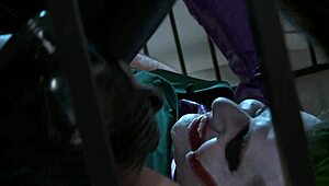 Katwoman Jennifer Dark masuk ke kandang penjara untuk 3way panas 😈