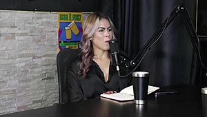 Vicky vilt trekantspill i gjennomsiktig rød lingeri etterlot henne kåt etter mer 😍