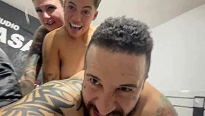 Aquele sexo gostoso sentindo a socada ate o fim no cu e na buceta no pelo ate gozar juntos