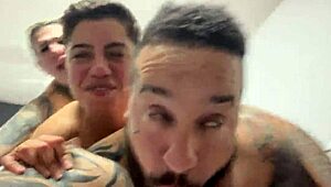 맛있는 섹스 깊숙이 쑤셔대는 항문 보지 털북숭이로 같이 사정