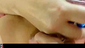 Französische Amateurin posiert in schwarzer Lederhose, Satin-Zebra-Corsage, rosa Satin-Slip und High Heels