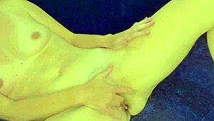 Horn MILF Caroline stopper dildo dybt i sin våde fisse for intens orgasme indtil hun kommer hårdt