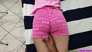 Je l'engage pour un massage et toucher son petit cul innocent