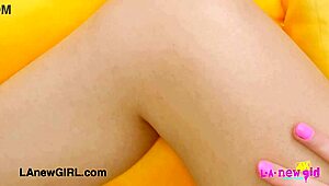 Speel met mijn tong in haar kut tot ze mijn gezicht vol spuit