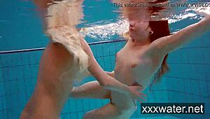 Milana a Katrin se svlékají pod vodou v bazénu