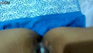 corno viado tomando a porra do amigo que gozou na buceta da sua esposa