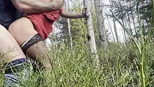 Offentlig knepning i dyb skov bøjet forover