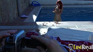 Justine intenzíven kapja seggbe doggystyle-ban