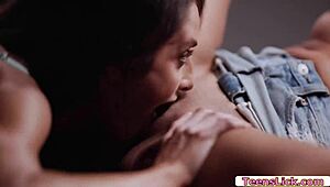 Styvmamma lär styvdotter biljard med kyssar och oralsuglektioner