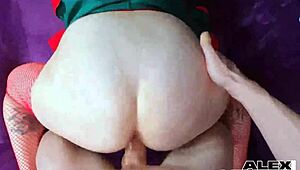 Τεράστιο αγγούρι τσιγκλάρει χοντρή μανούλα Betty με plug κώλου