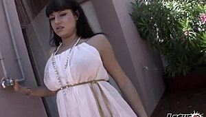 petando el culo a damaris y se mete el puño por el ano en casa