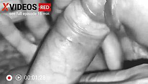 Manželka v župane robí orálku na gauči