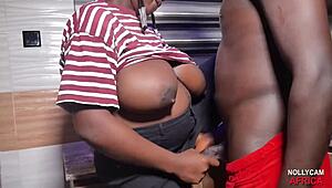 Mijn grote pik staat klaar voor ebony madam met enorme tieten en kont.