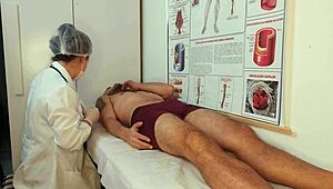 أنا المريض أحصل على انتصاب من لمس الممرضة القذرة في الزي الرسمي