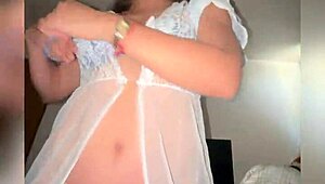 Stiefmama findet Stiefsohns Schwanz und bettelt um Fick zu Hause!