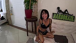 queen kimi has fun backstage 😏