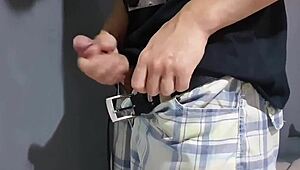 Podglądał jak błyskam łechtaczką i wielką cipką z creampie