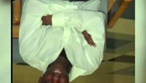 זקן מפנטז על מתן אוראלי לבחורה בת 19