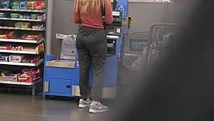 Milf pirang pamerkan bontot comel dalam spandex ketat, buat orang pusing.