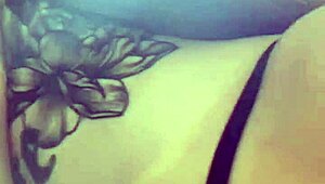 작은 가슴 18+ 브루넷 모델 딥스로트 항문 핥기 얼굴 정액