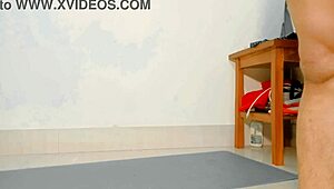 Pasangan amatur terjun ke aksi anal hardcore dengan deepthroat dan doggystyle. Rumpa21 dapat cumshot muka dalam seks rumah.