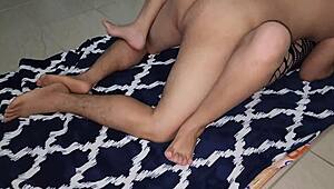 האם הבת החורגת הספרדית הצעירה שלי 18+ באה ומזיינת אותי חזק בסצנה ביתית?