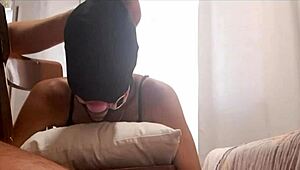 a prévia mostra ela amarrada na cadeira, encapuzada e amordaçada antes de levar um pau grande em todos os buracos.