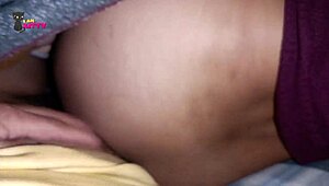 Japanska sestra Tomomi Motozawa prstima vlažnu ošišanu pičku u ordinaciji, necenzurisano