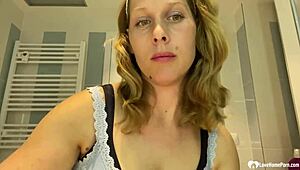 Nabomor Flænger Tøj For At Vise Falske Titter Drilsk